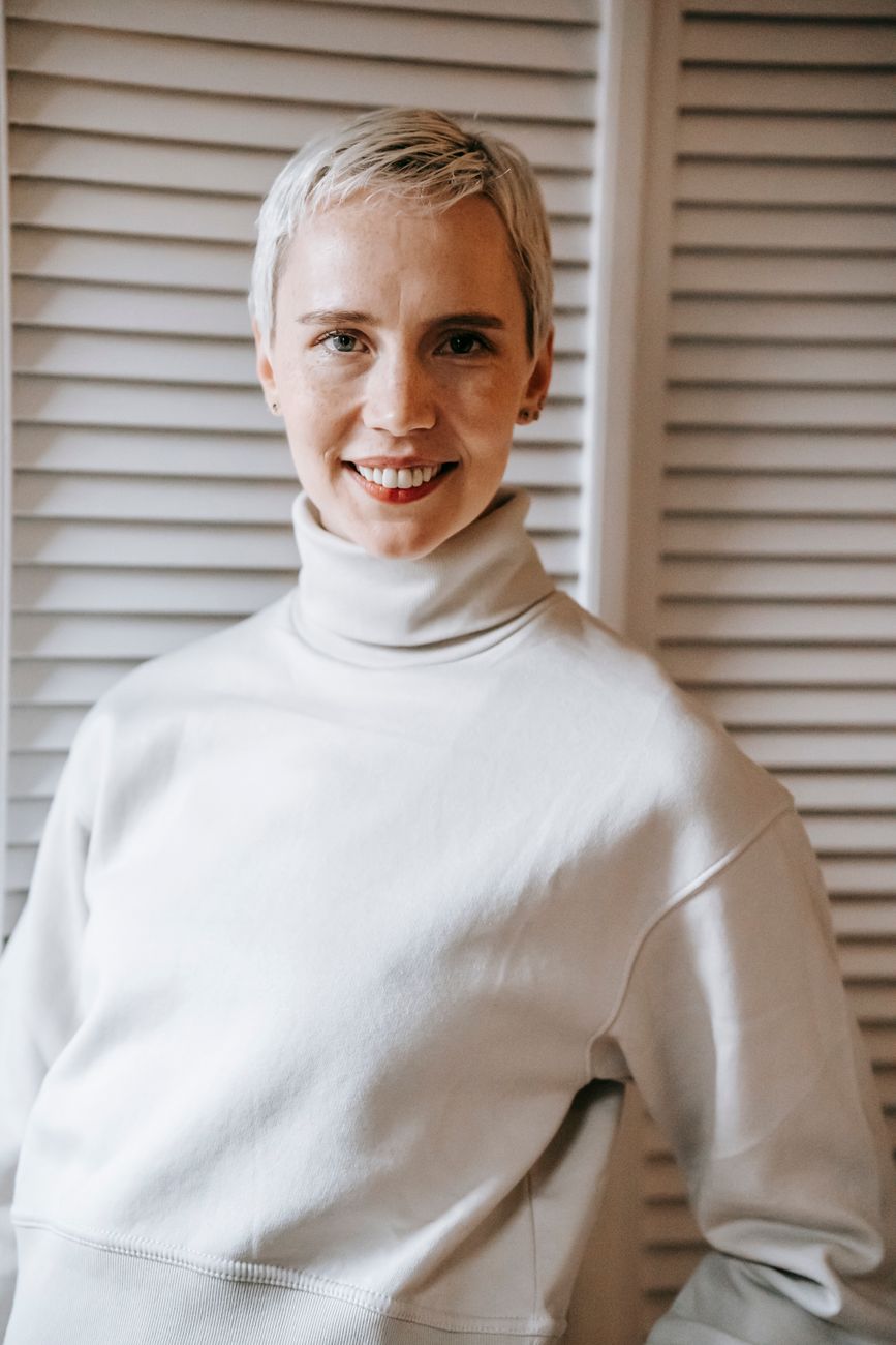 Cliente souriante, sereine et bien accompagnée par son courtier